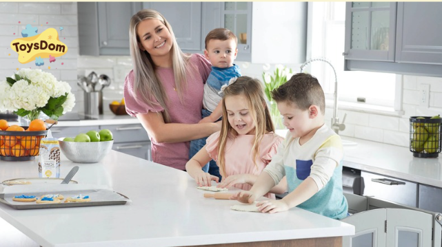 Các bé được mẹ hướng dẫn nấu ăn cùng nhau